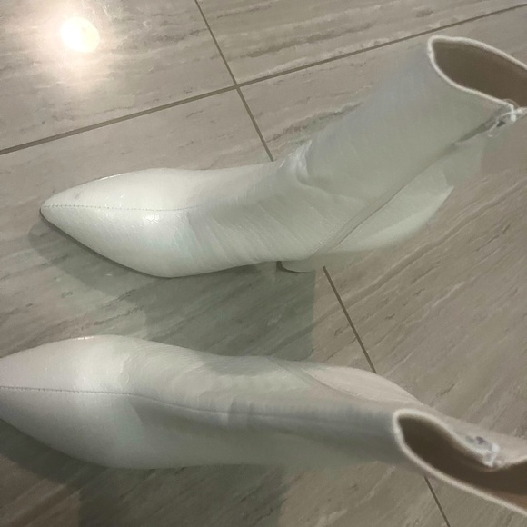White detailed boots - Picture 1 of 4